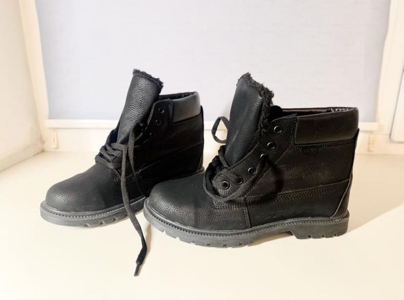 Зимние ботинки  мальчику  37 размер новые