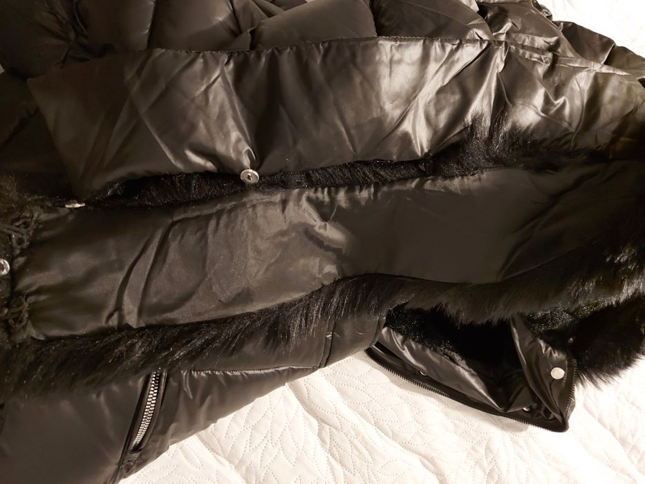 Kurtka dłuższa z haftem na rękawach