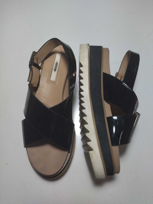 Sandálias pretas em verniz 37