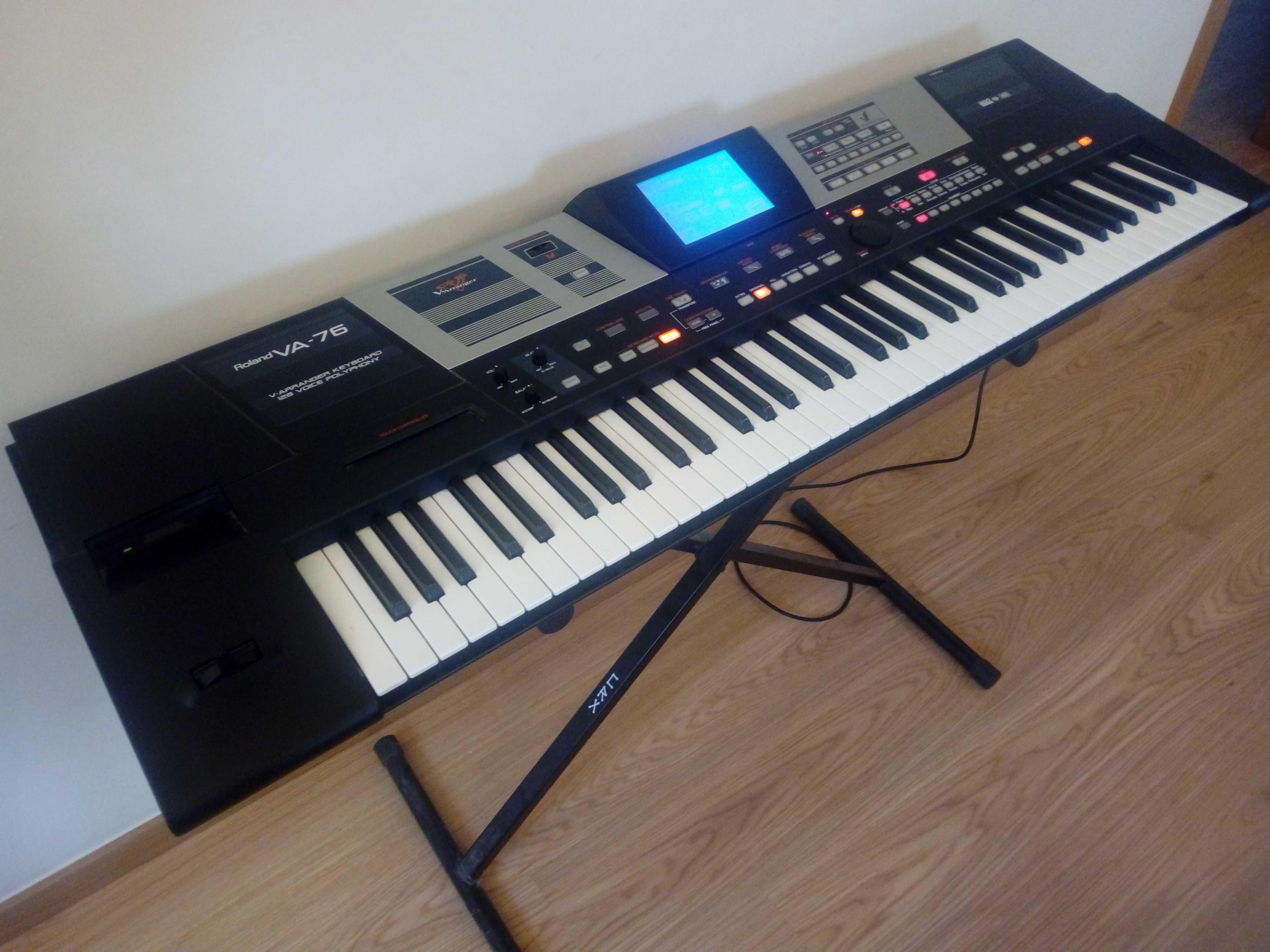 Teclado musical - Roland VA-76, com suporte