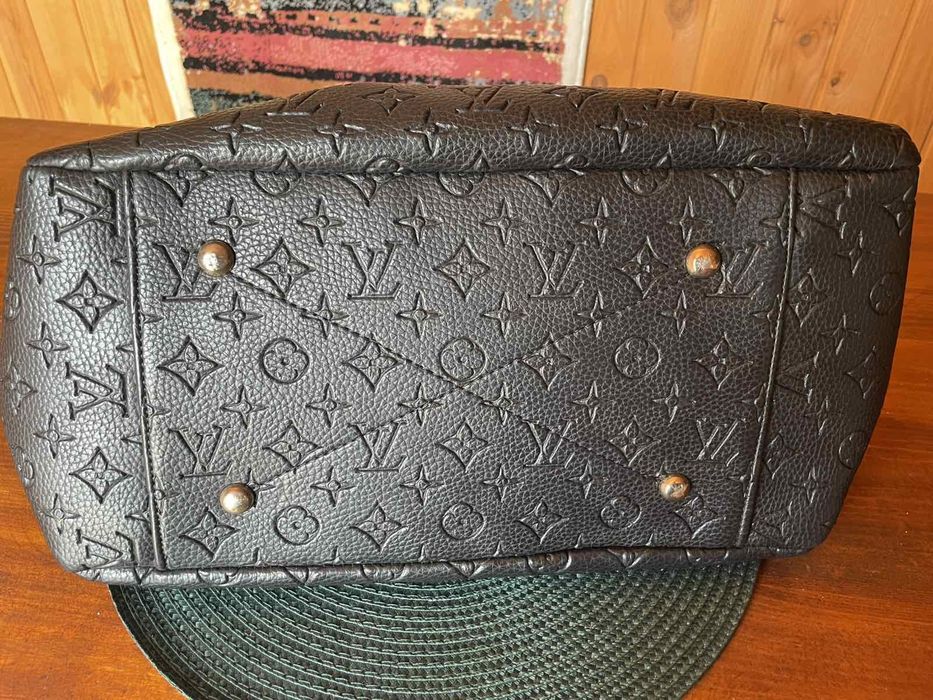 Сумка louis vuitton чорна з тисненням монограми!.