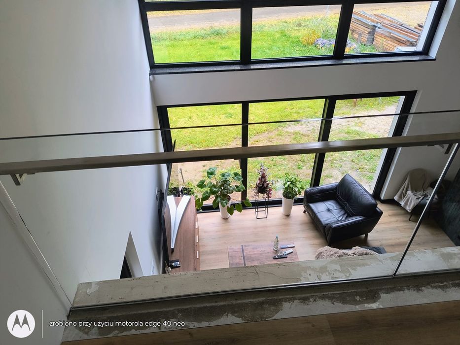 Szklana balustradą 12 mm szyba z profilem mocującym i poręczą