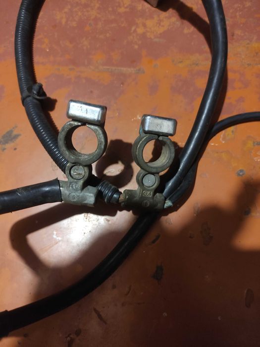 Продам клемму для аккумулятора плюсовая и минусовая оригинал