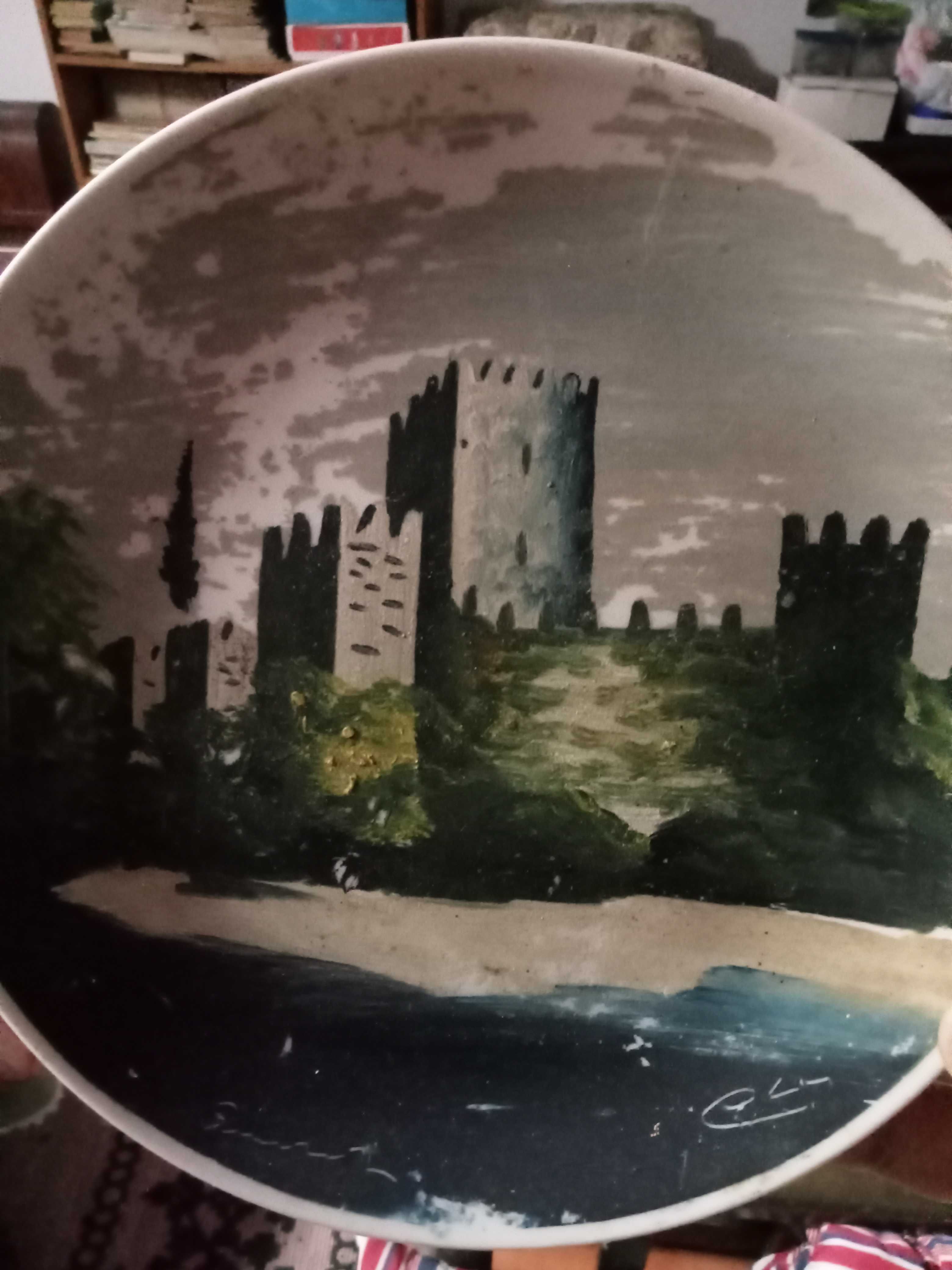 Prato de decoração com motivo Castelo de Guimarães_loiça de Viana