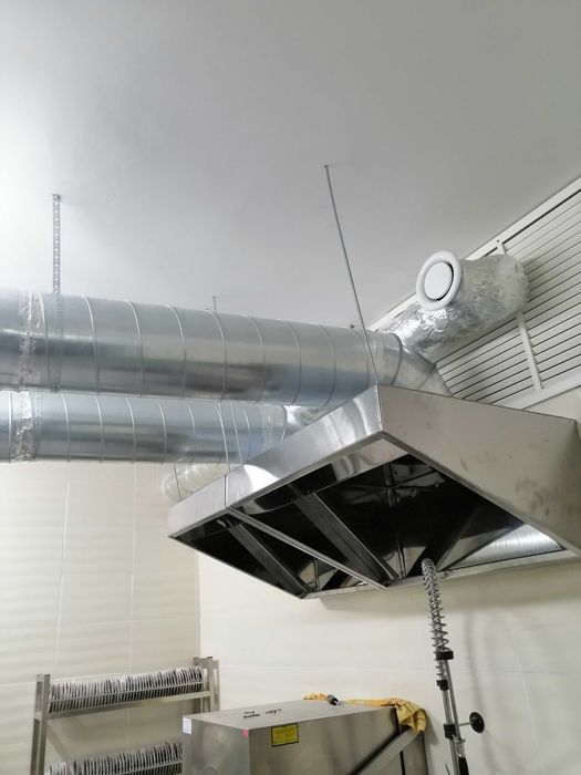 Вытяжка. Вытяжной зонт. Пристенный зонт. Вентиляция. Жестянщик