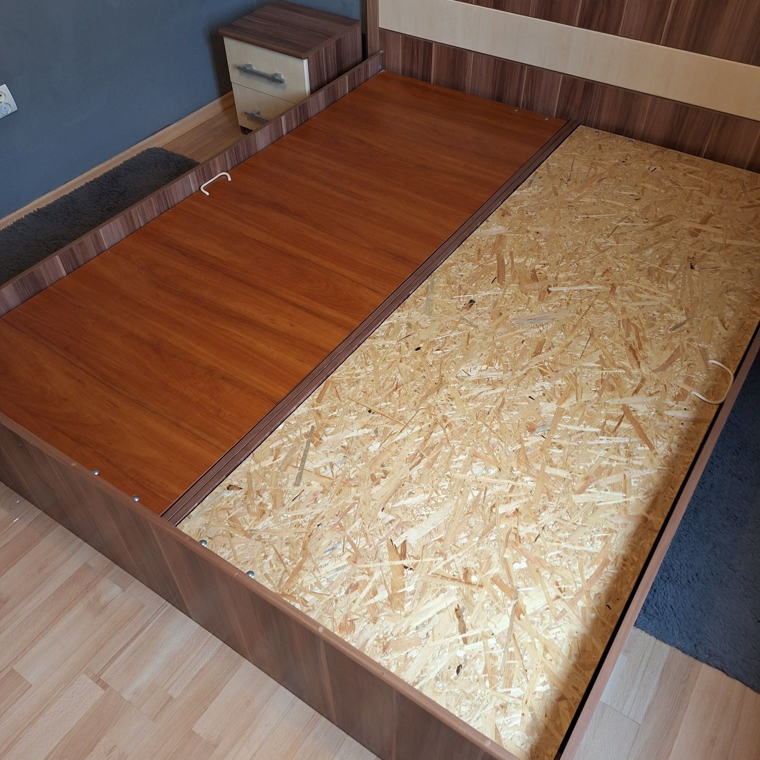 Rama łóżka na materac 160x200 + 2 szafki nocne
