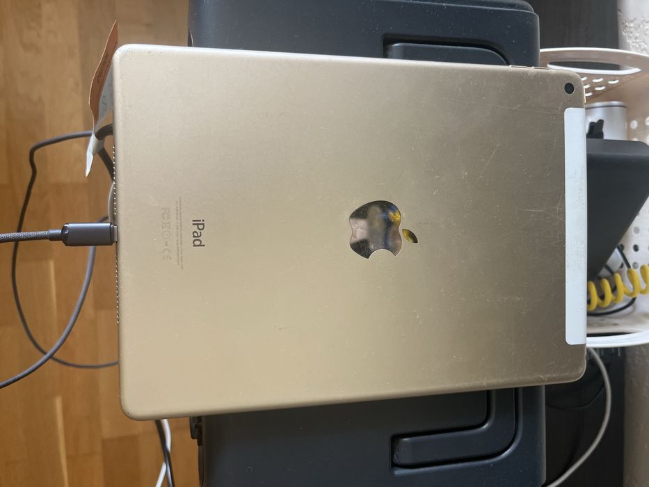 Ipad A1567, працює від зарядки