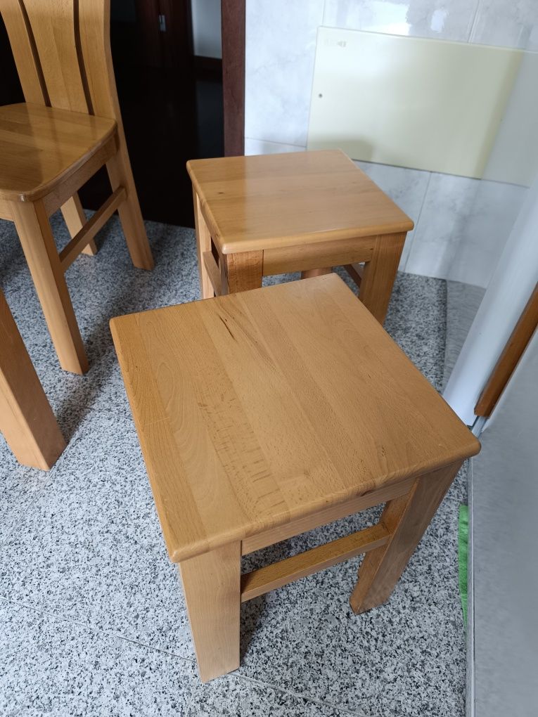 Mesa com 3 cadeiras e 2 bancos