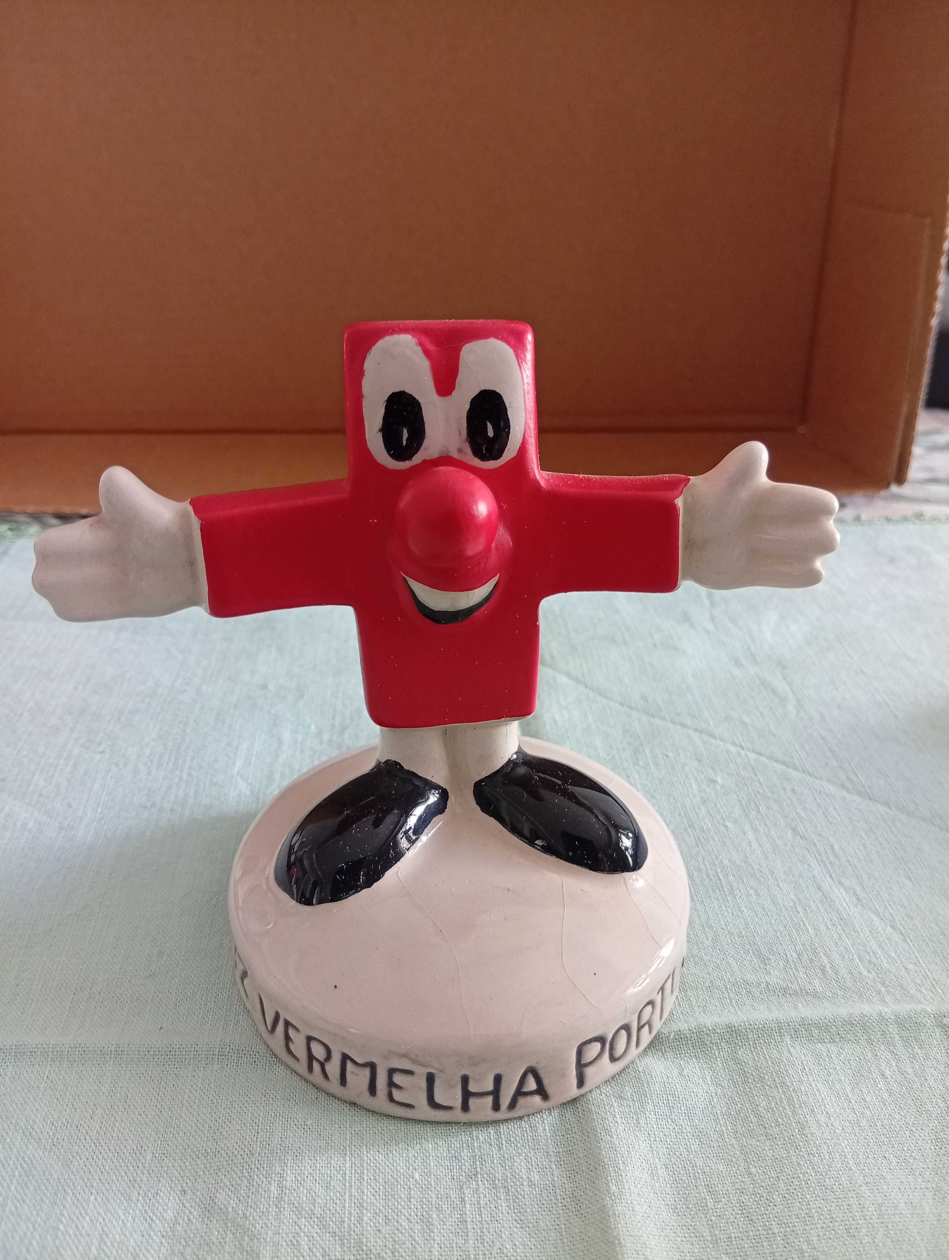Boneco em cerâmica, 125º aniversário da Cruz Vermelha Portuguesa
