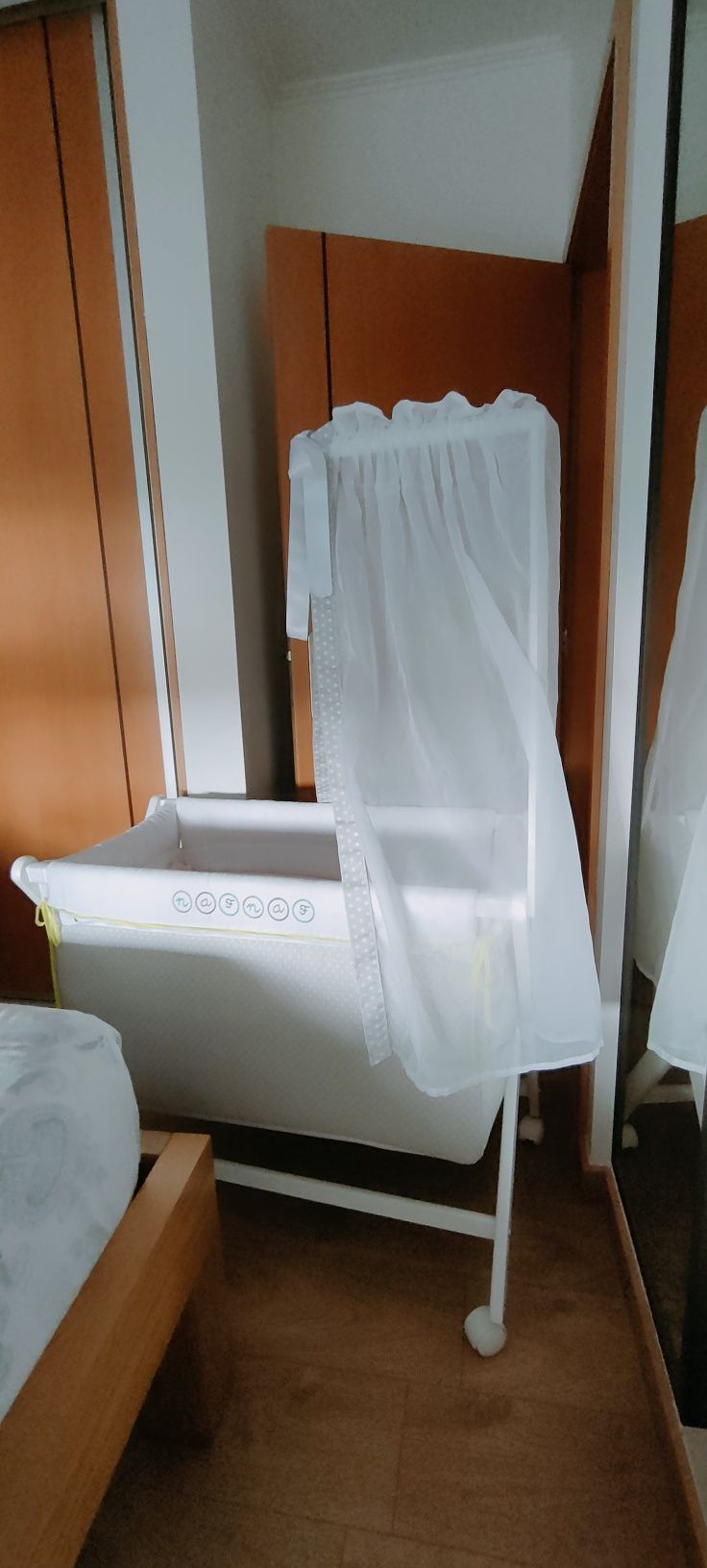 Berço e têxtil com rodinhas