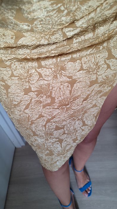 Piękna żakardowa złota sukienka z bufiastymi rękawami rozm M