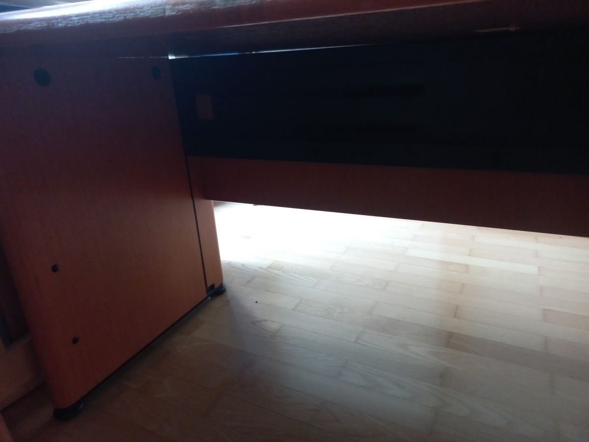 Drewniane Biurko 160x80 cm z zamykanym na klucz kontenerem Olcha