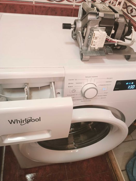 Мотор неробочий від Пральної машинки вузька WHIRLPOOL FWSF 61053 W EU