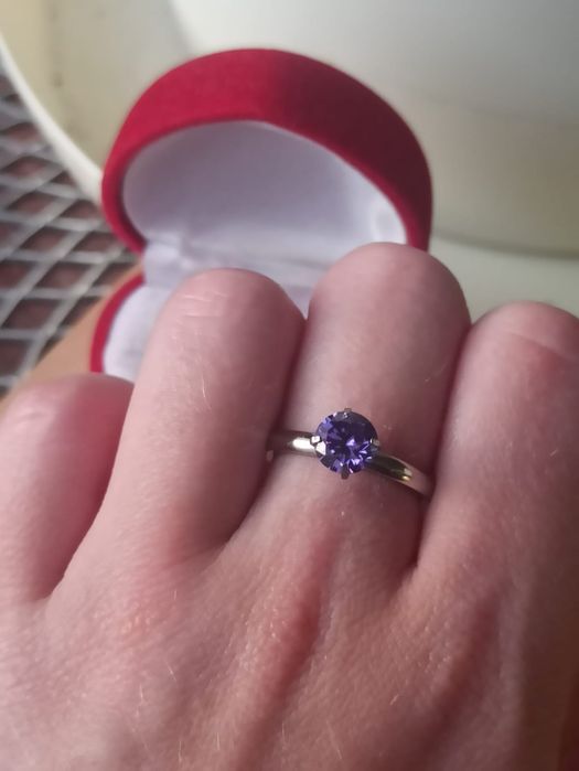 Piękny fioletowy pierścionek cyrkonia oczko pierścionek stal okazja