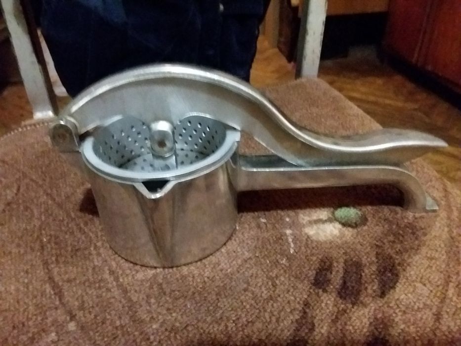 Новая ручная соковыжималка для граната.