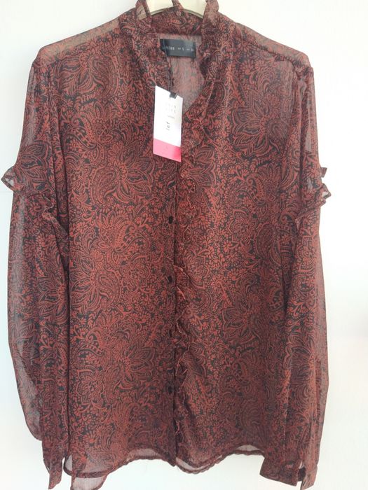 Blusa com padrão floral e com folhos - Lefties - Tamanho L - Nova!