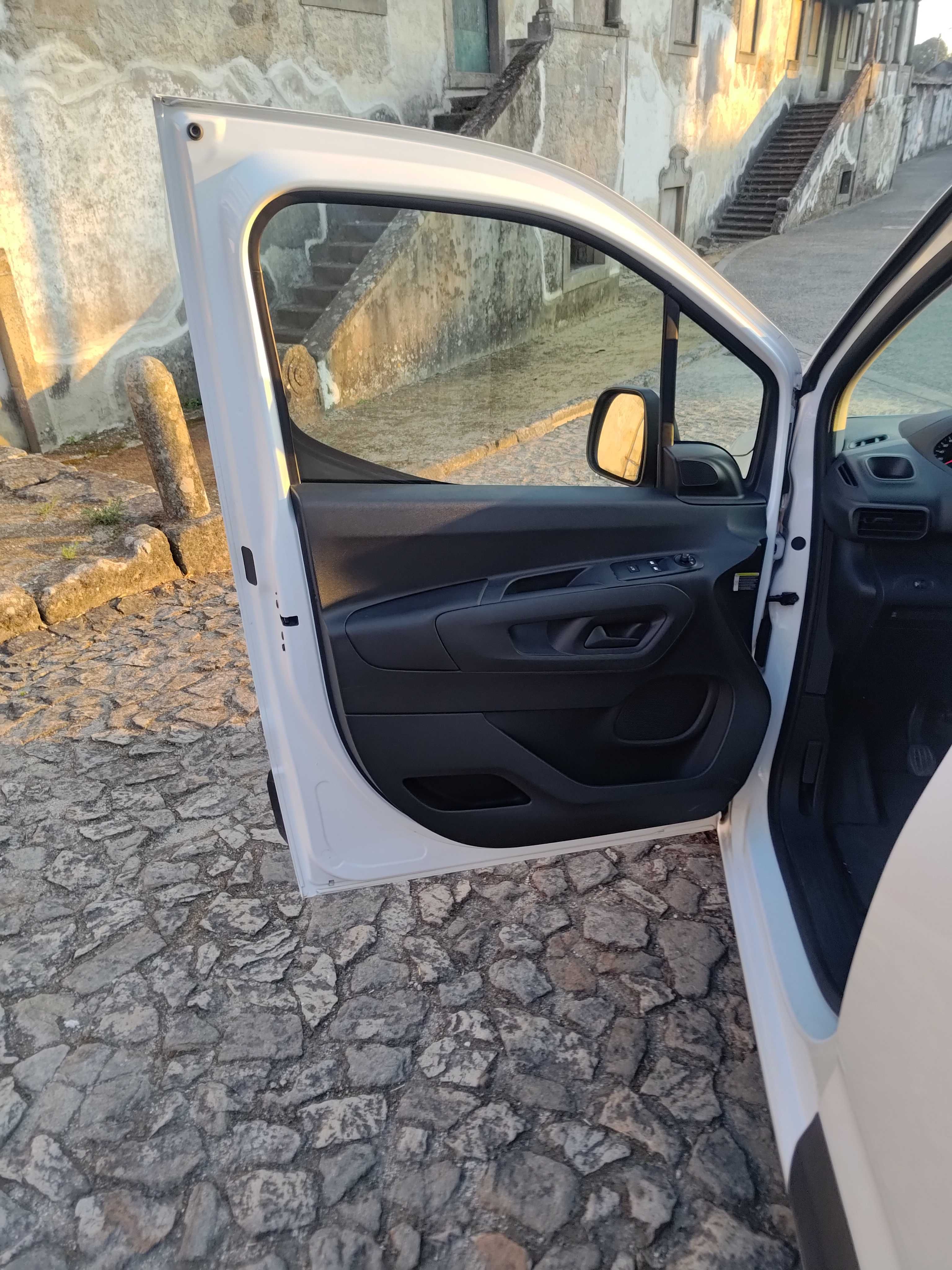 Peugeot Partner 1.5HDI Novembro 2020 Pro longa 3 lugares