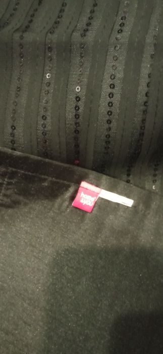 Czarny bieżnik pokryty czarnymi cekinami.