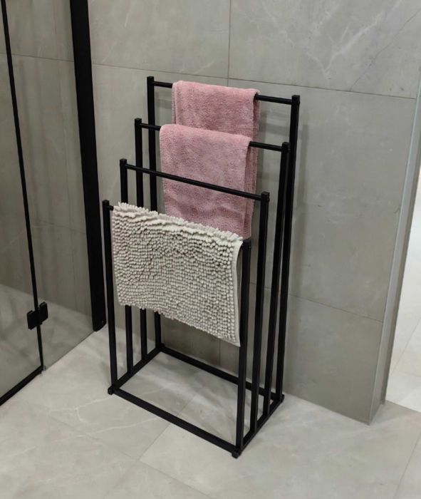 Wolnostojący stojak na ręczniki z metalu -
industrialny styl