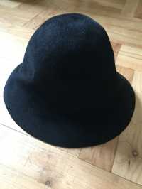 czarny kapelusz filcowy