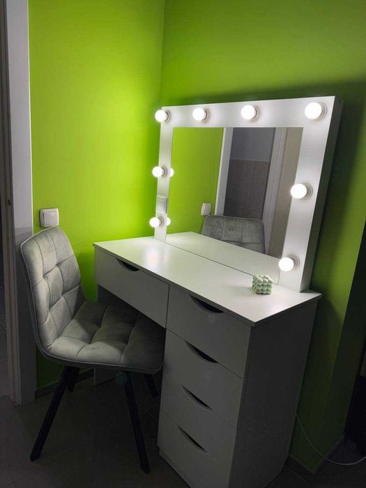 Туалетний столик з підсвіткою косметичний стіл дзеркало для макіяжу