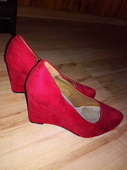 welurowe czółenka na koturnie