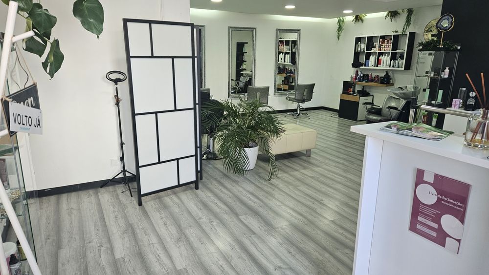 Alugo mesa manicura/pedicura e cadeira cabeleireiro