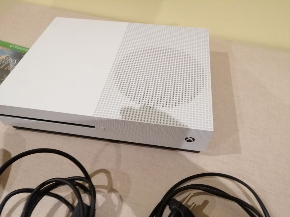 Xbox one s + Assassin's creed