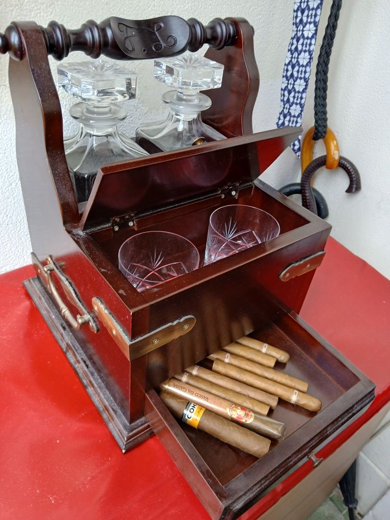 Tantalo antigo para sala