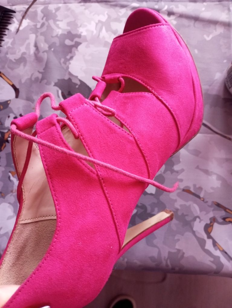 Fajne buty na obcasie platforma r38 fuksja