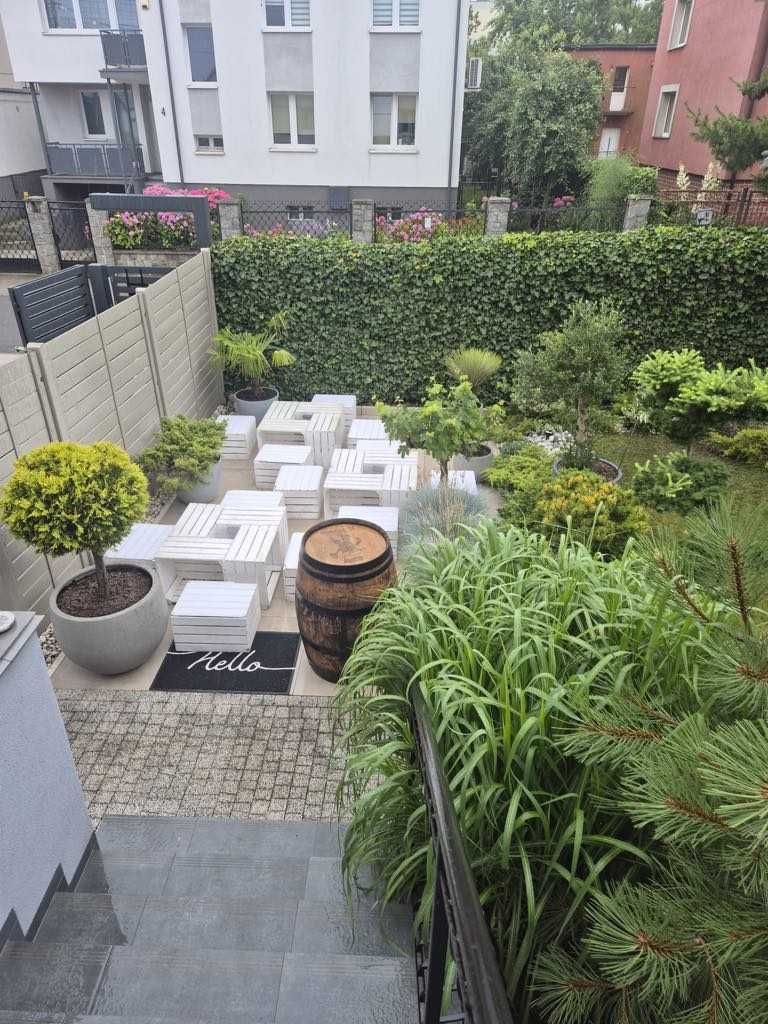 meble ogrodowe ze skrzynek ogródek restauracja
