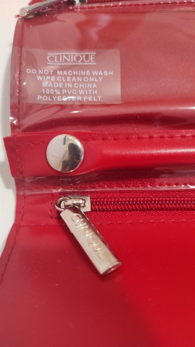Czerwona kosmetyczka Clinique, czerwony portfel