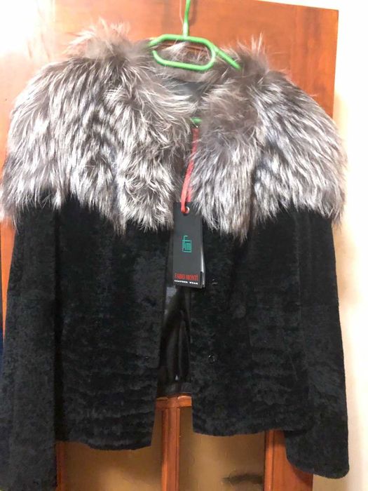 Продам женский полушубок натуральный  мех  мутон чернобурка разм. S