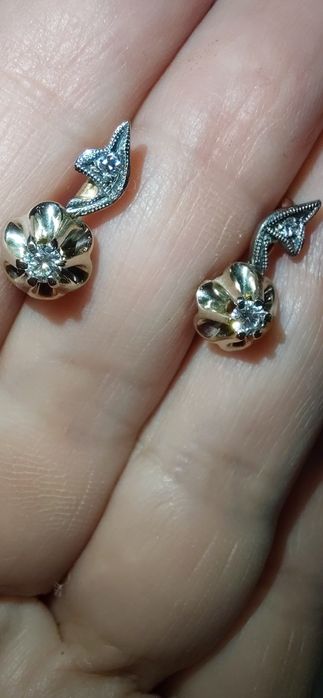 Золотые серьги с якутскими бриллиантами