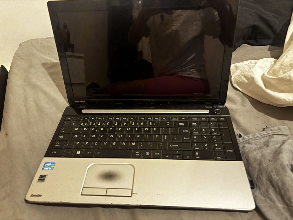 Computador Toshiba dos antigos, despacho