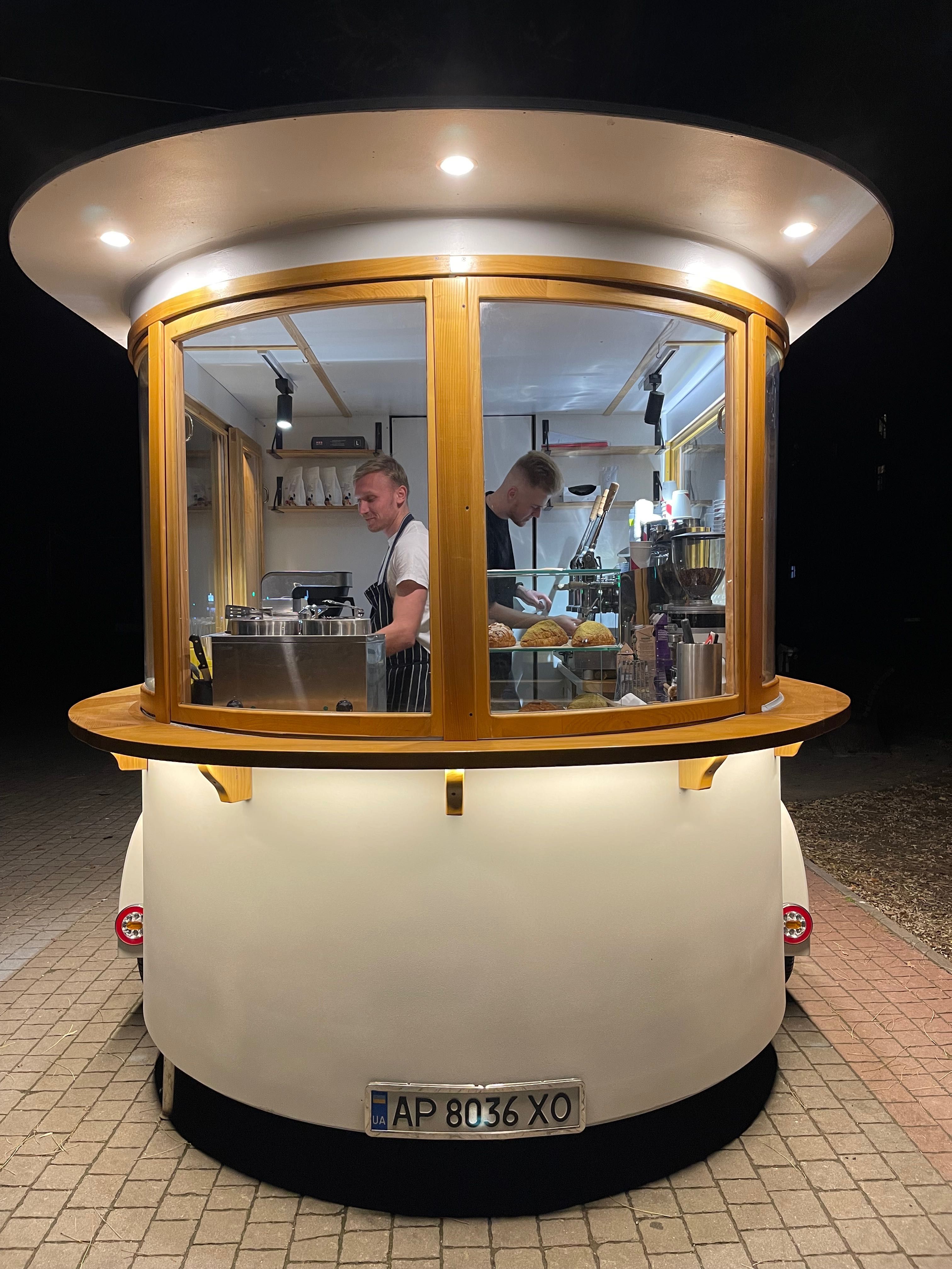 Kawiarnia mobilna food truck pracuje od baterii