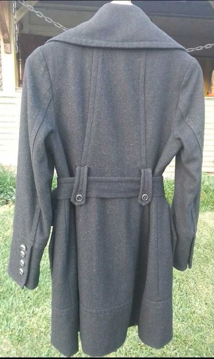 Casaco preto em fazenda