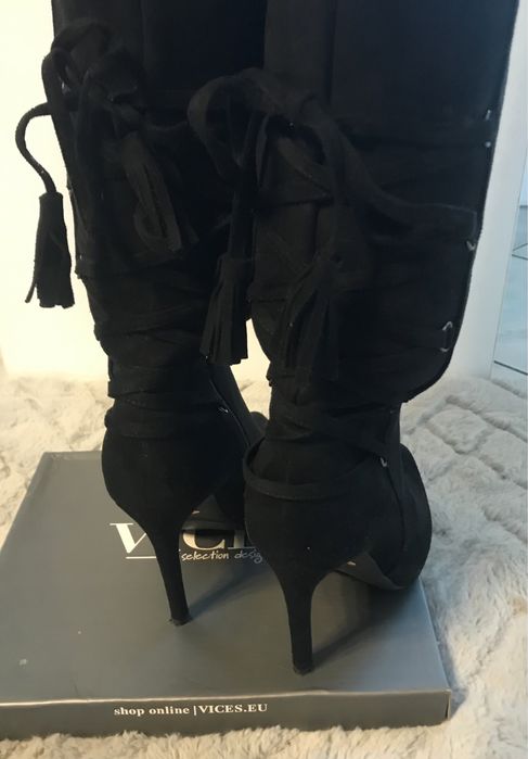 Wysokie czarne zamszowe szpilki