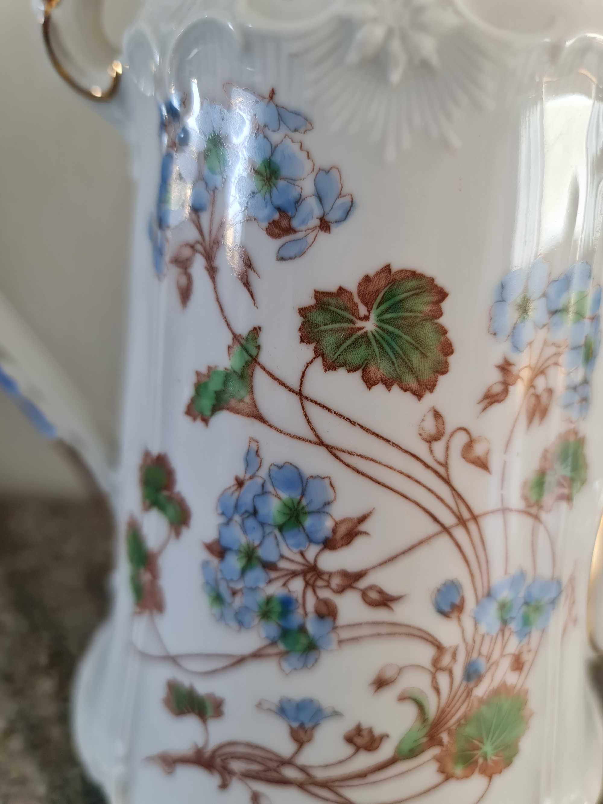 Stary porcelanowy, sygnowany dzbanek