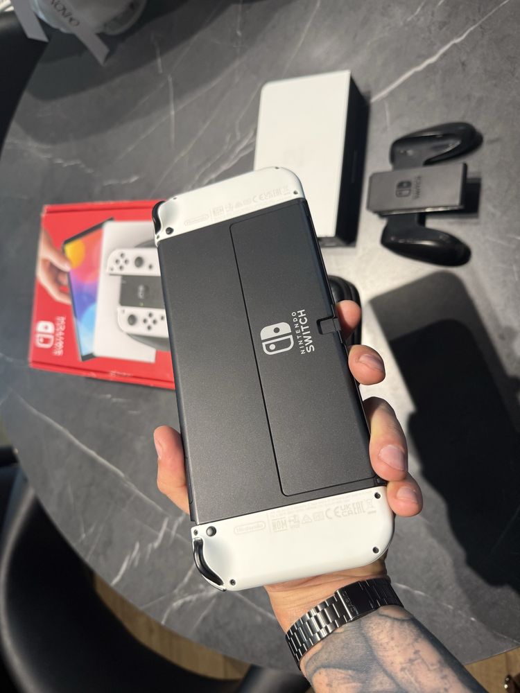 Konsola Nintendo Switch OLED Biały + dodatkowe etui