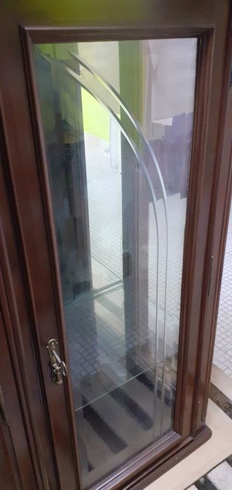 Portas de móvel em madeira e vidros