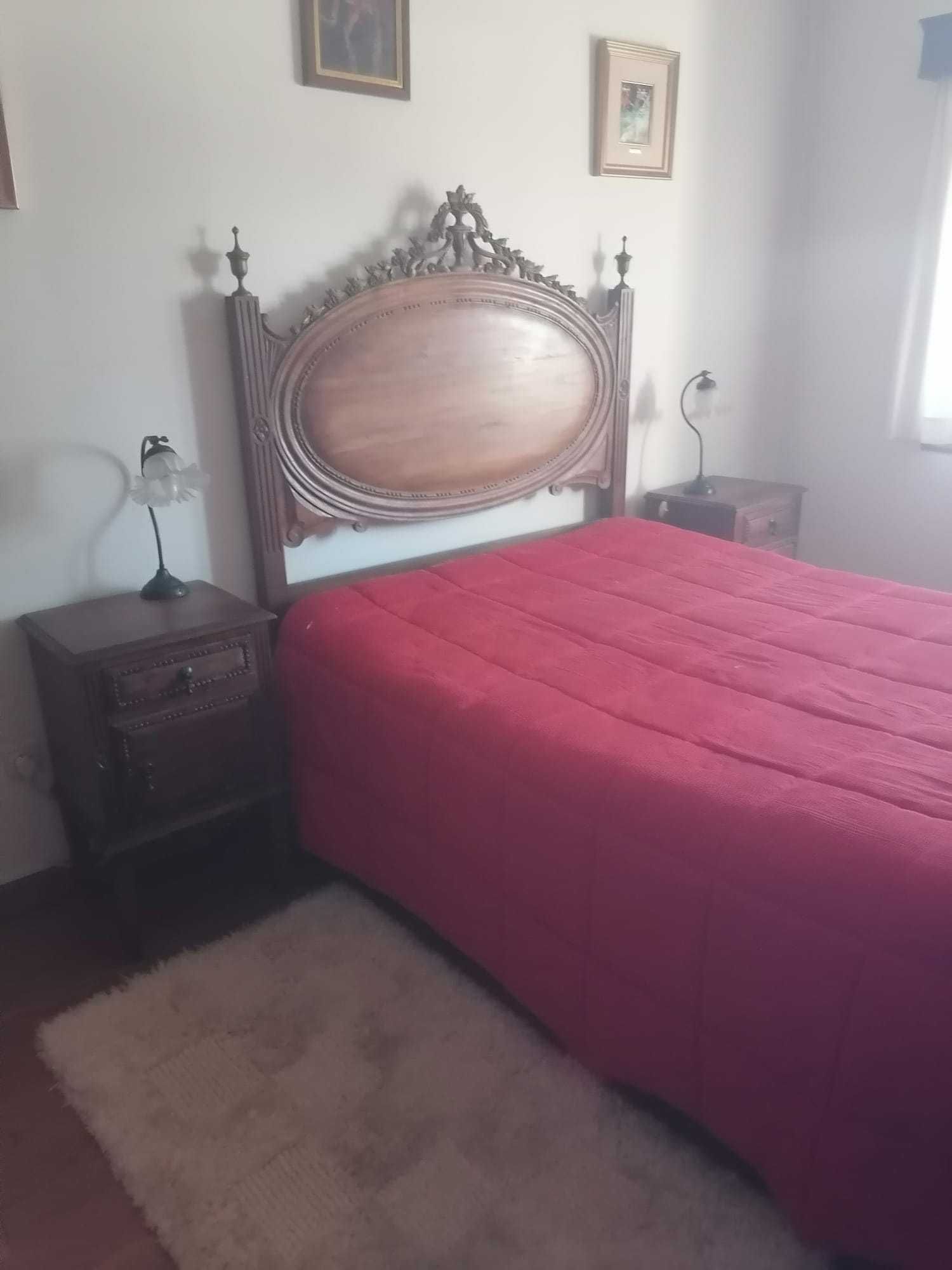 Cama de casal em castanho