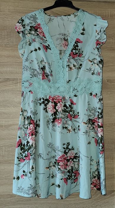 Sukienka w kwiaty w bardzo dobrym stanie