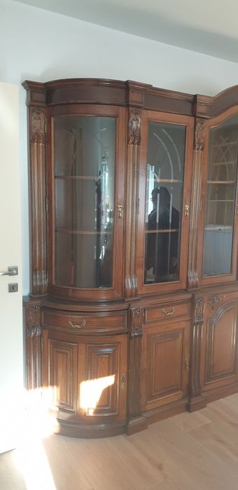 Cristaleira em madeira maciça