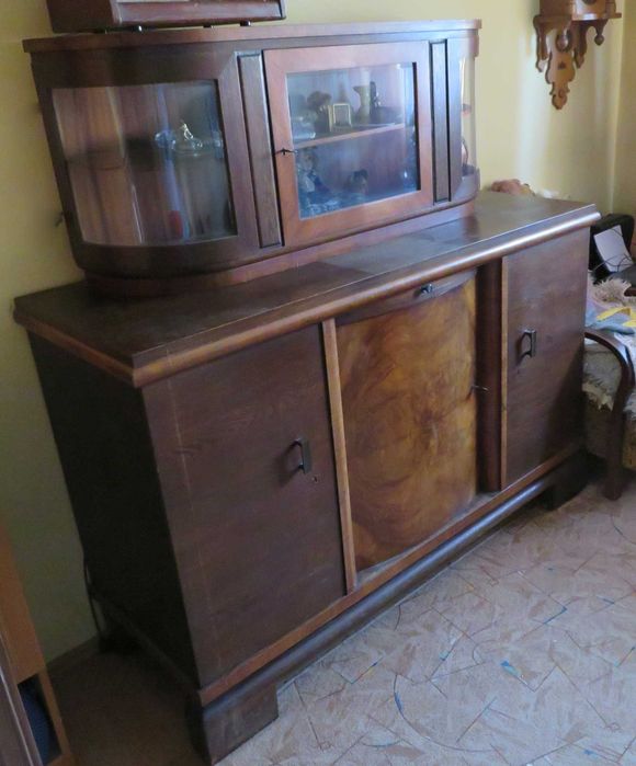 Stara drewniana komoda w bardzo dobrym stanie.