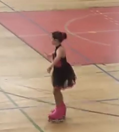 Fato patinagem preto e rosa