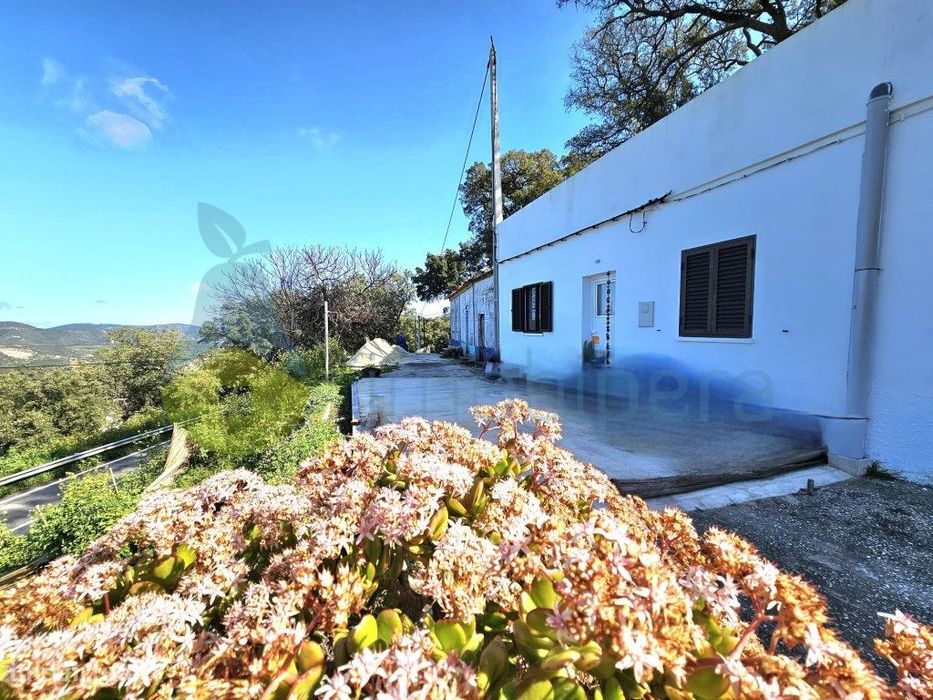 Algarve, Monchique! Casa T1 em banda renovada com77m2 e terreno 200m2.