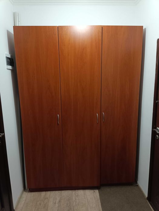 Шкаф-вішалка трьохдверний -5500грн. в.222,ш.155,г28.