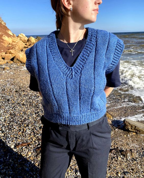 Трендова безрукавка (жилет) в'язана ручної роботи