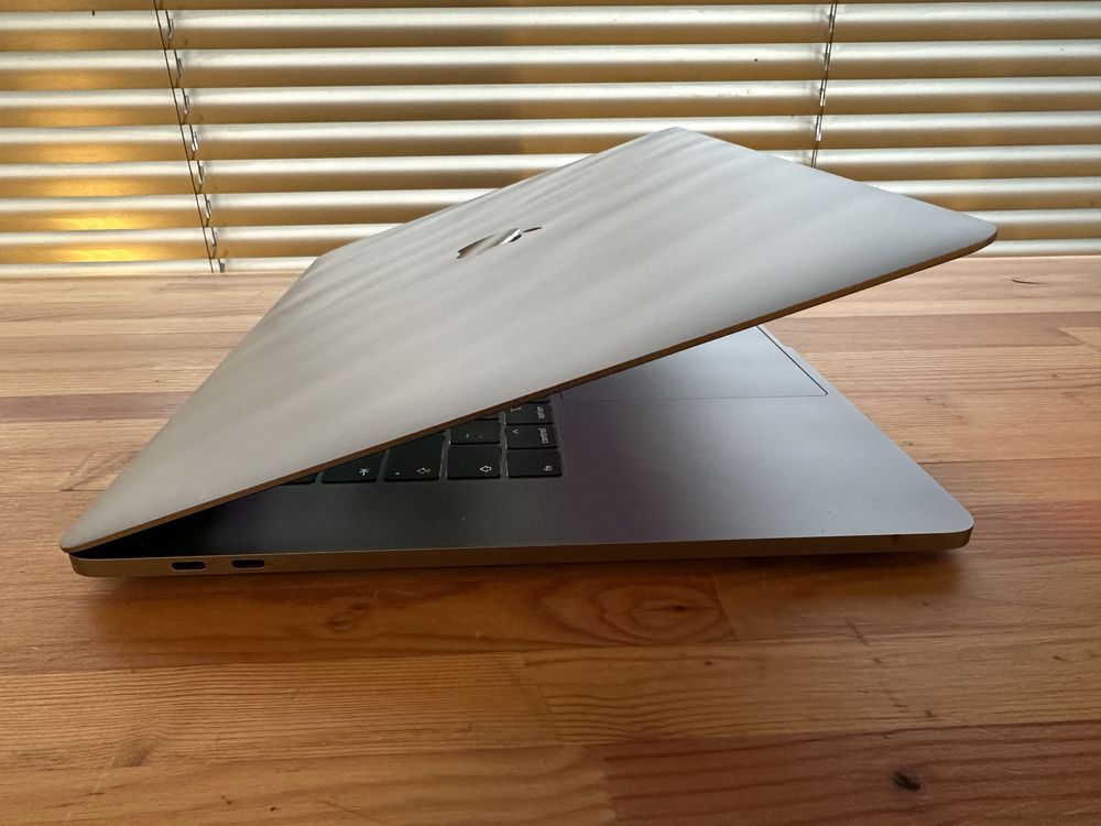Laptop Apple MacBook 15 A1990 i7 16gb 512gb sequoia A/B fv23